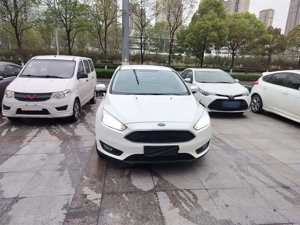 Focus Hatchback 1.6 L Auto Comfort Smart Travel