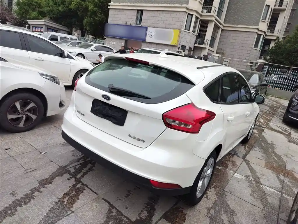Focus Hatchback 1.6 L Auto Comfort Smart Travel