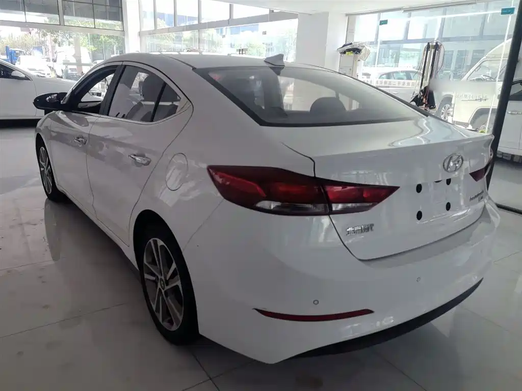Elantra 1.6 L Auto Smart Dazzle · Elite