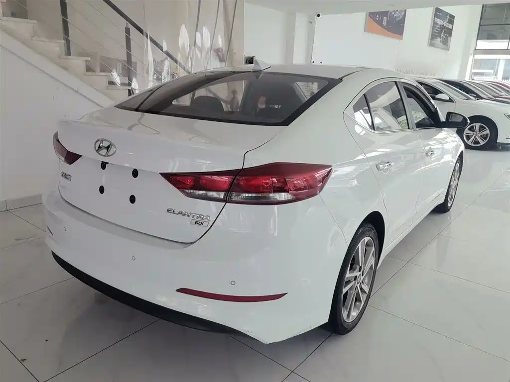 Elantra 1.6 L Auto Smart Dazzle · Elite