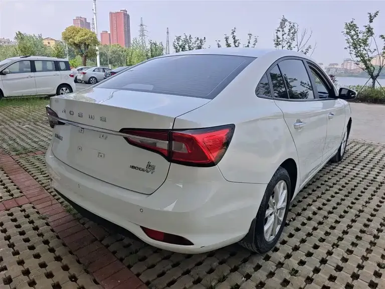 Roewe i5 1.5 L Manual 4 G Connected Leading Luxury