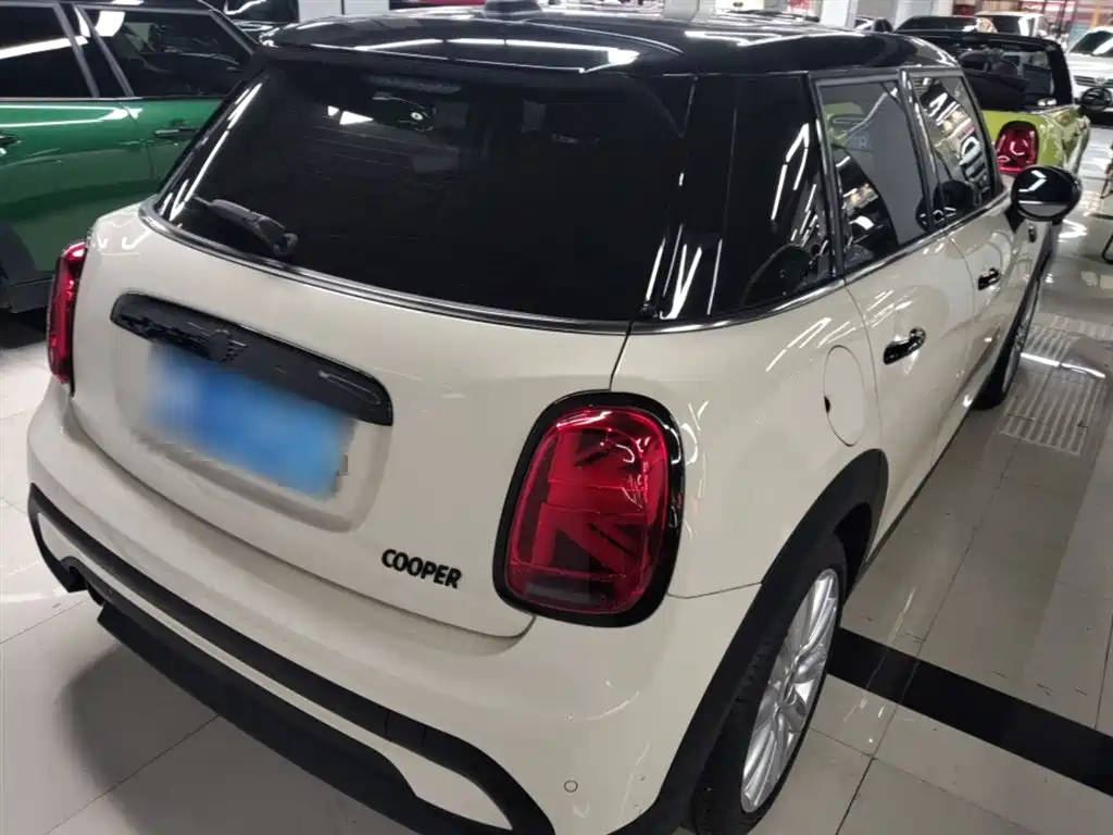 MINI 1.5 T COOPER Artist 5-door