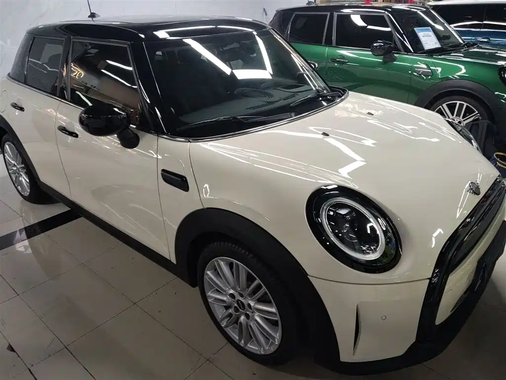 MINI 1.5 T COOPER Artist 5-door
