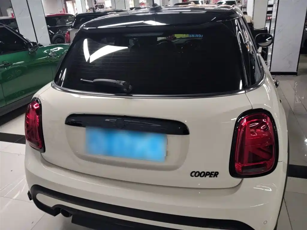MINI 1.5 T COOPER Artist 5-door