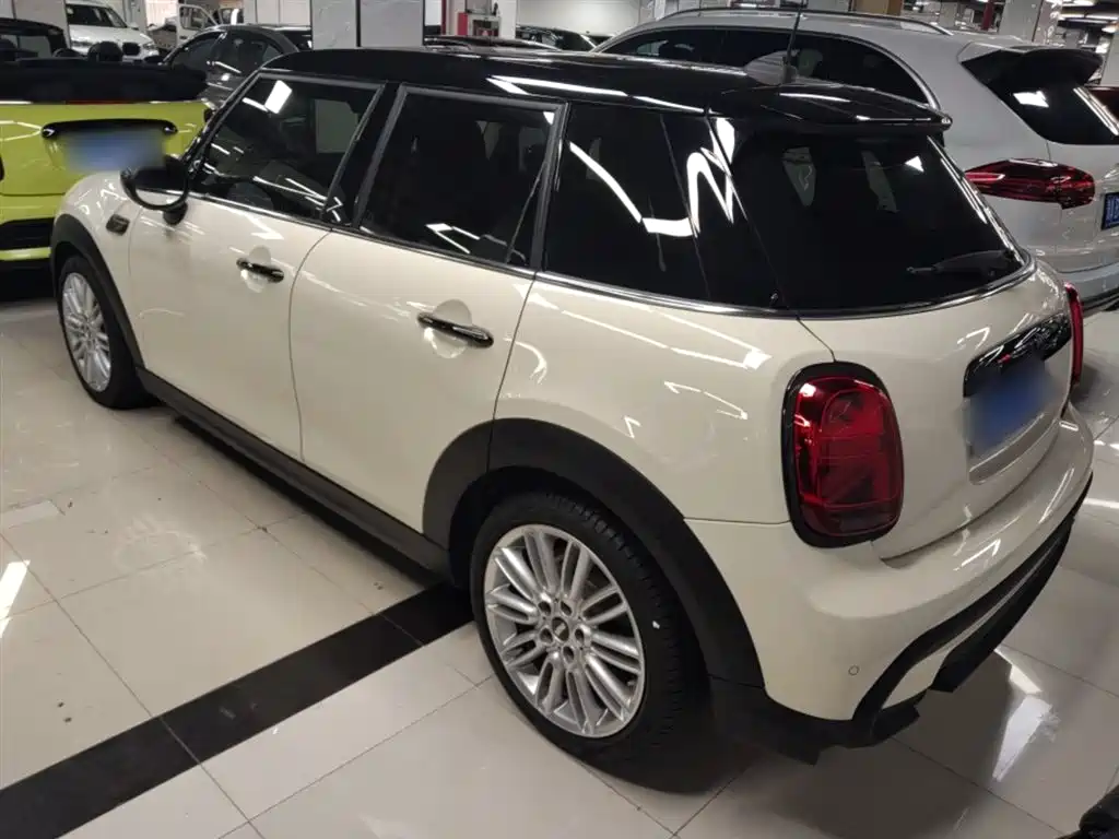 MINI 1.5 T COOPER Artist 5-door