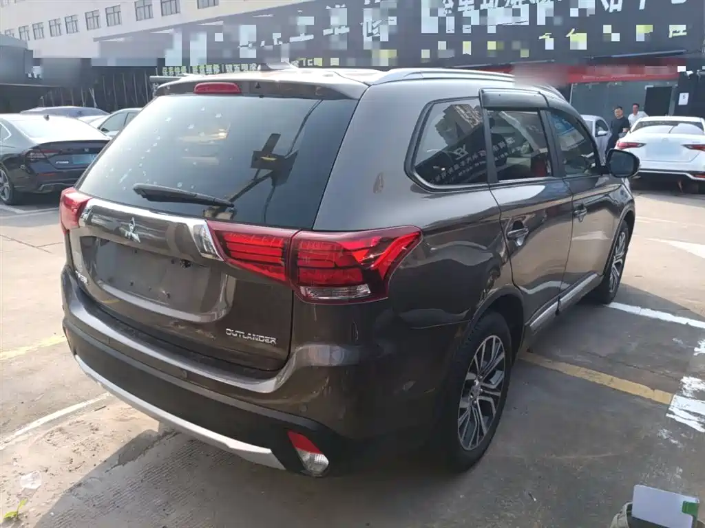 Outlander 2.0 L 2 WD Excellence 7-seat