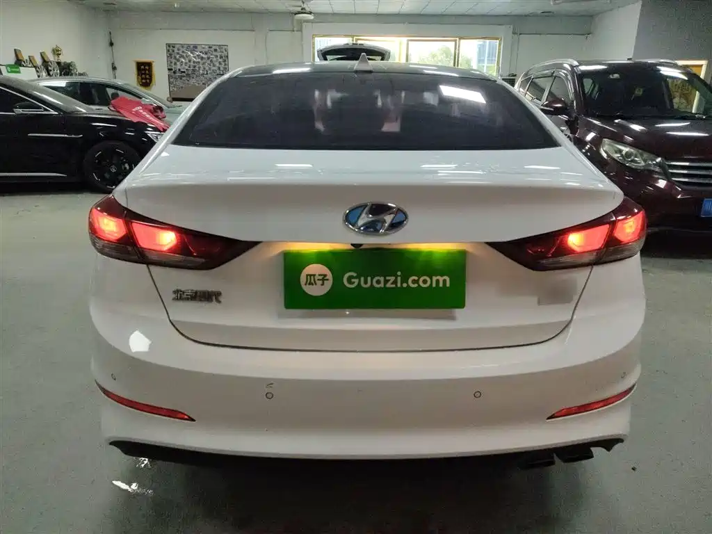 Elantra 1.4 T DCT Dynamic Shine · Active