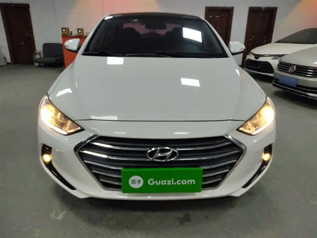 Elantra 1.4 T DCT Dynamic Shine · Active