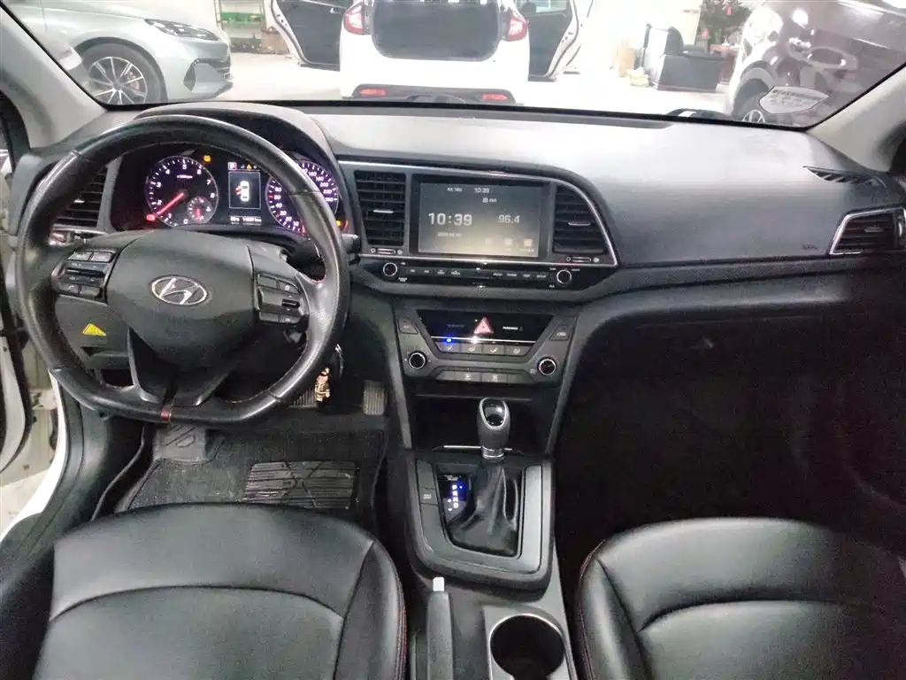 Elantra 1.4 T DCT Dynamic Shine · Active