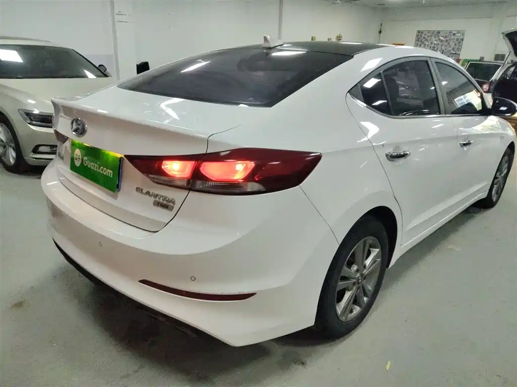 Elantra 1.4 T DCT Dynamic Shine · Active