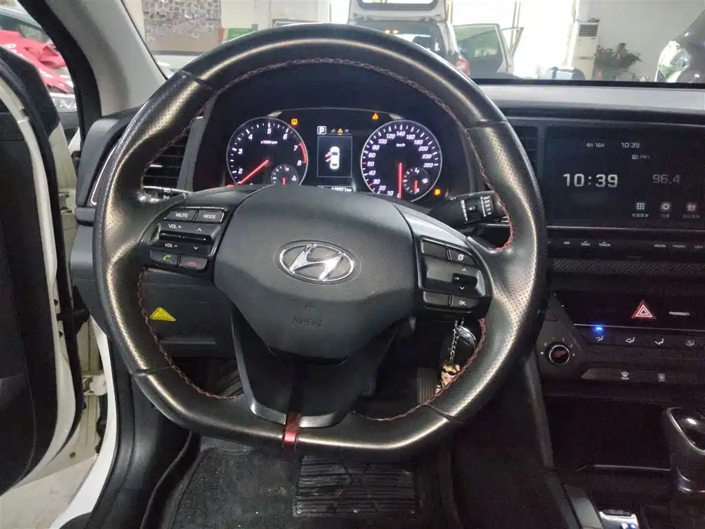 Elantra 1.4 T DCT Dynamic Shine · Active