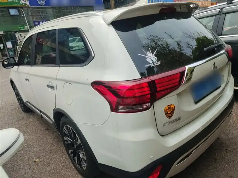 Mitsubishi Outlander 2.4 L 4 WD Enjoyment 7-seat CN-VI