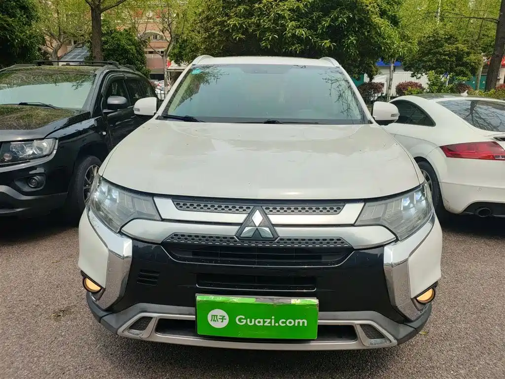 Outlander 2.4 L 4 WD Enjoyment 7-seat CN-VI