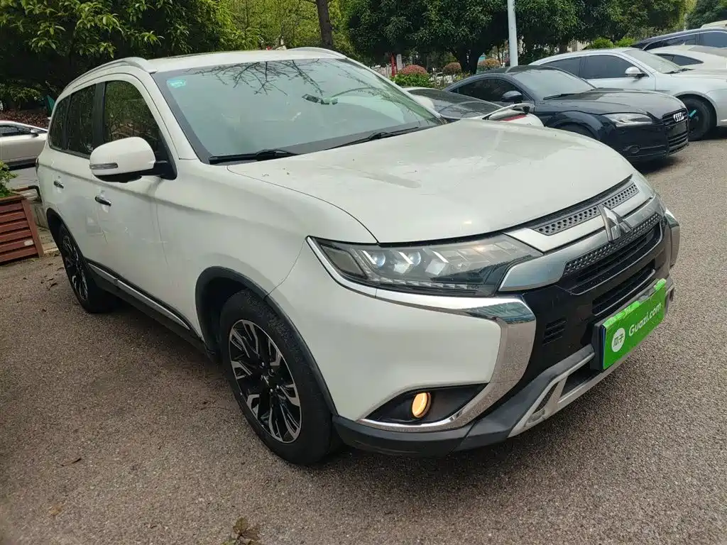 Outlander 2.4 L 4 WD Enjoyment 7-seat CN-VI
