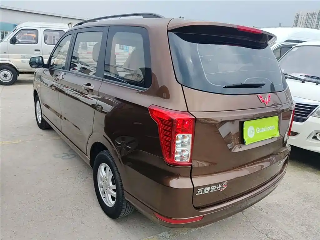 Wuling Hongguang 1.5 L S Comfort L2 B
