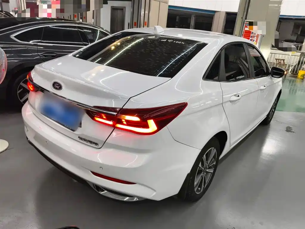 Escort 1.5 L Auto Diamond