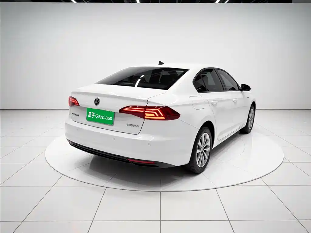 Bora 1.5 L Auto Fashion Connected
