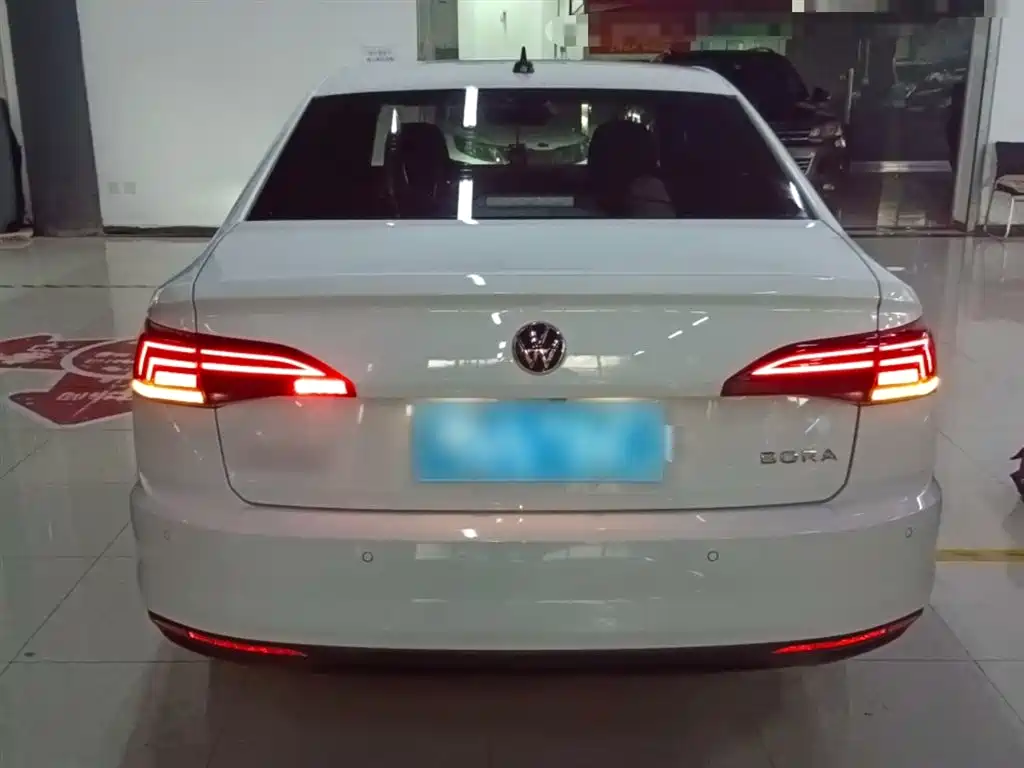 Bora 1.5 L Auto Fashion Connected
