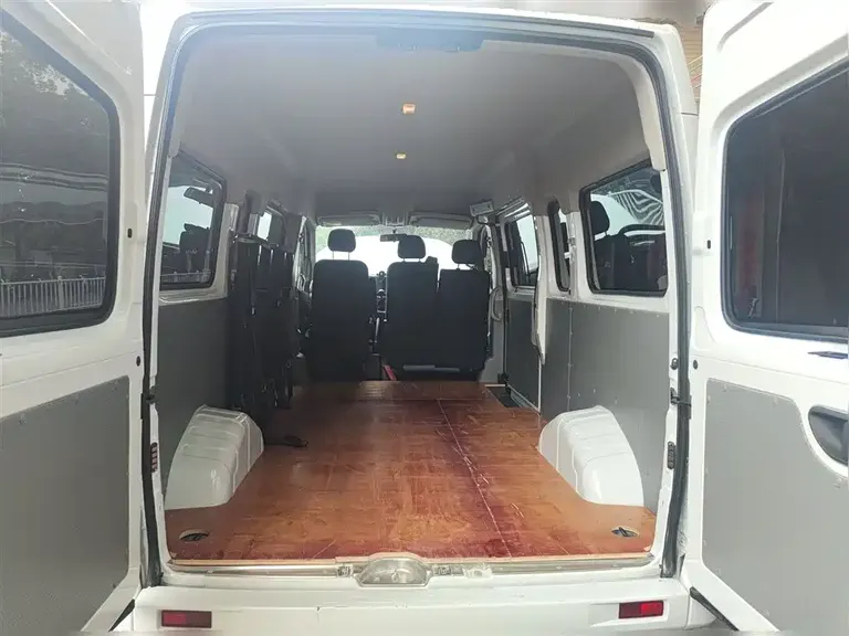 Maxus Xintu V80 新途V80 2025款 PRO傲运通 2.0 T AMT短轴中顶 7/8/9座