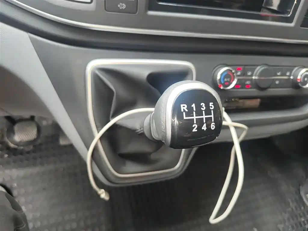 Xintu V80 新途V80 2025款 PRO傲运通 2.0 T AMT短轴中顶 7/8/9座