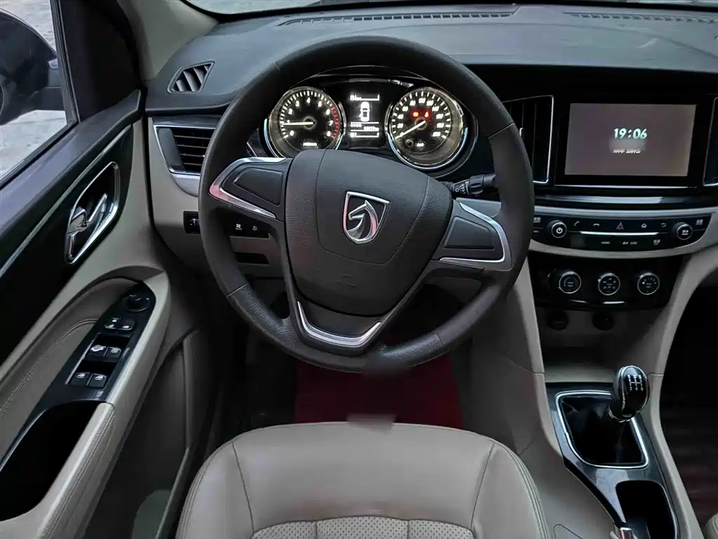 Baojun 730 1.5 L Manual Comfort 7-seat CN-V