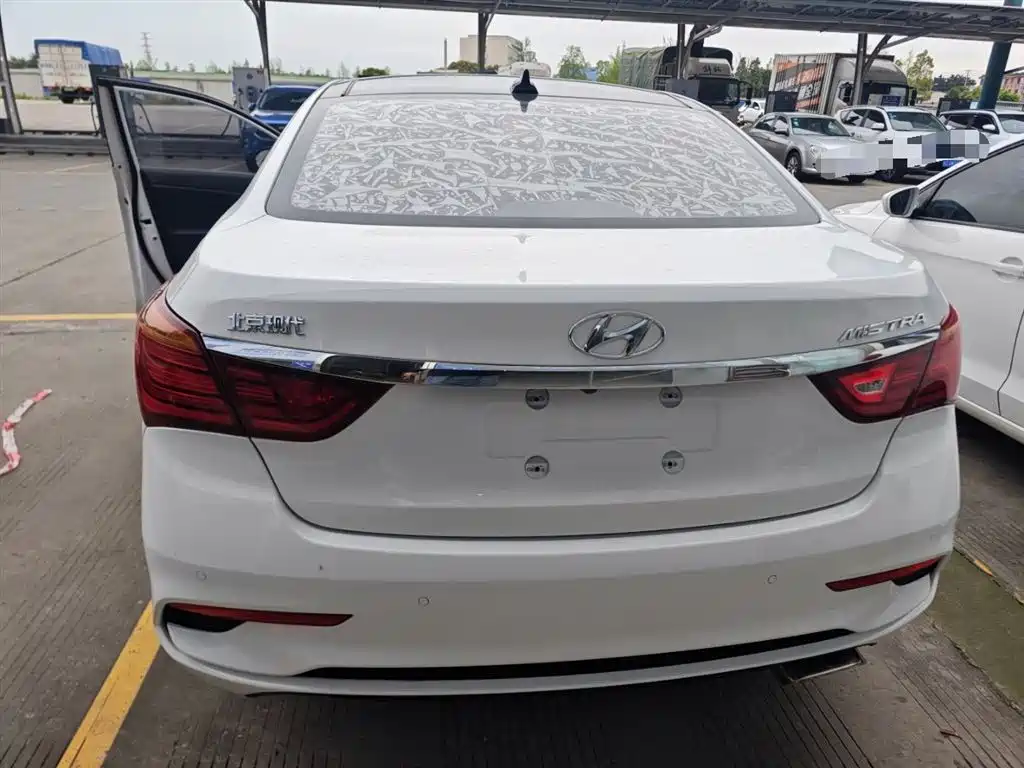 Mistra 1.8 L Auto Distinguished DLX CN-V