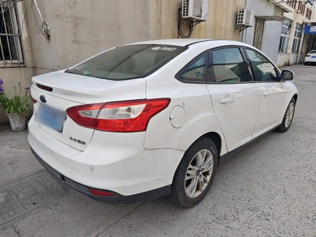 Focus Sedan 1.6 L Manual Comfort