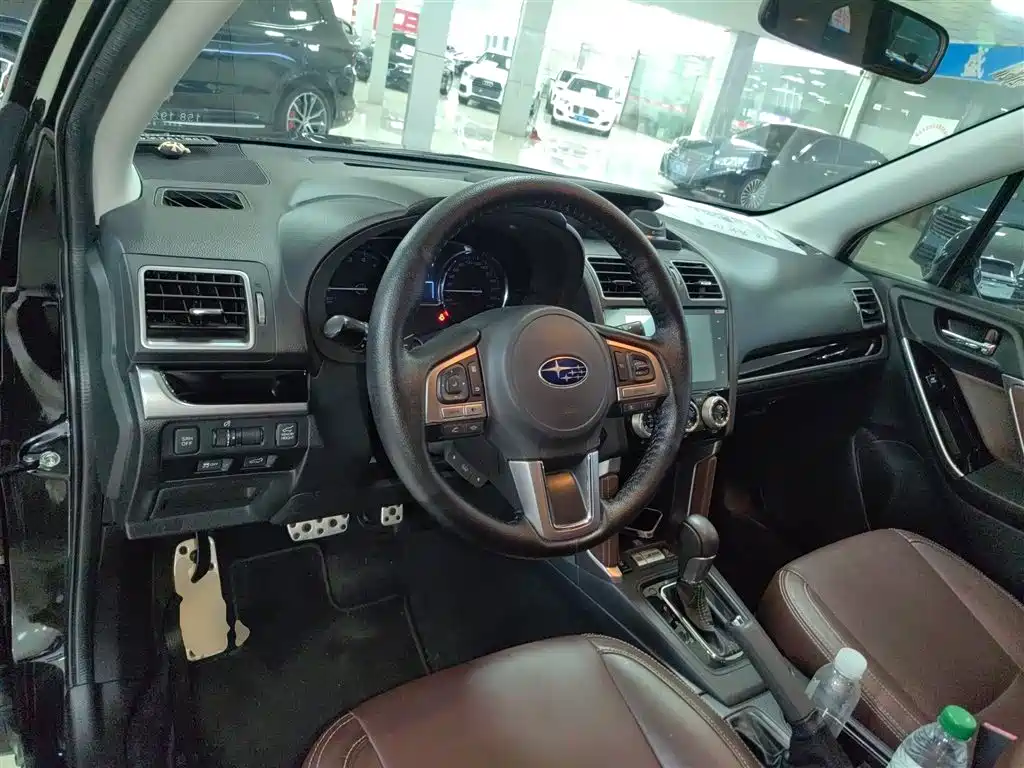 Forester 2.5 i Distinguished Navigation