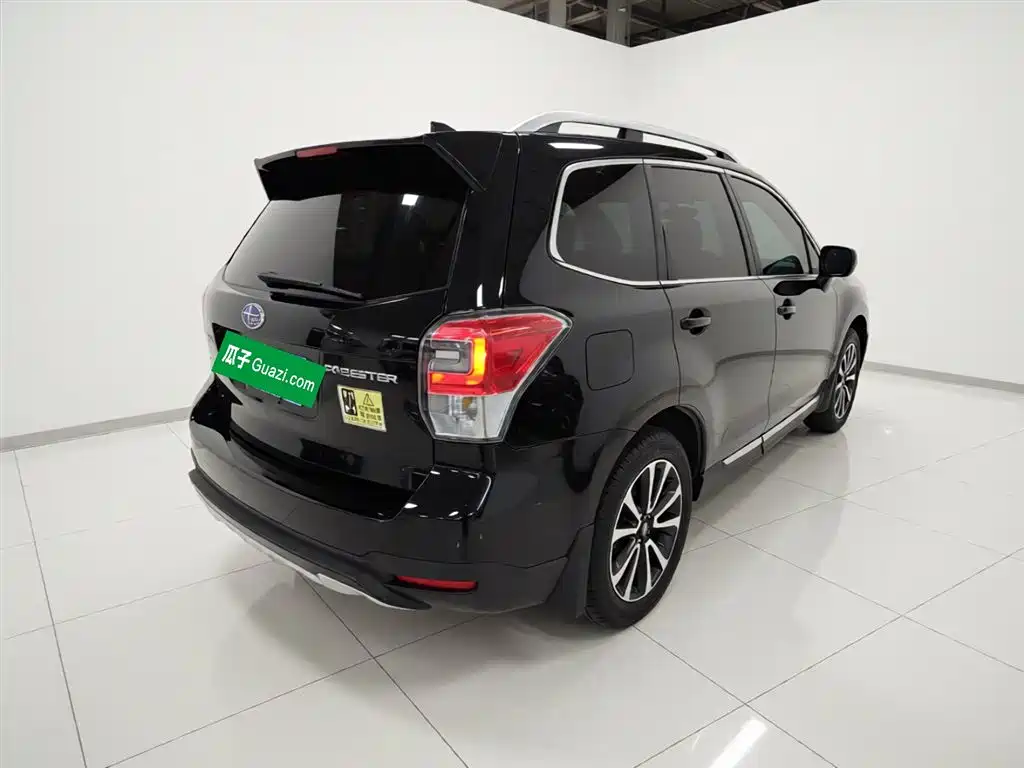 Forester 2.5 i Distinguished Navigation