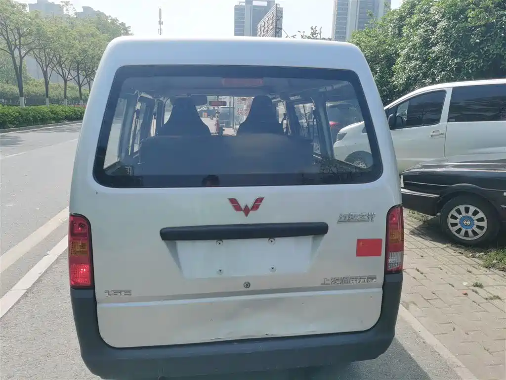 Wuling Zhiguang 1.5 L Utility 5 7-seat