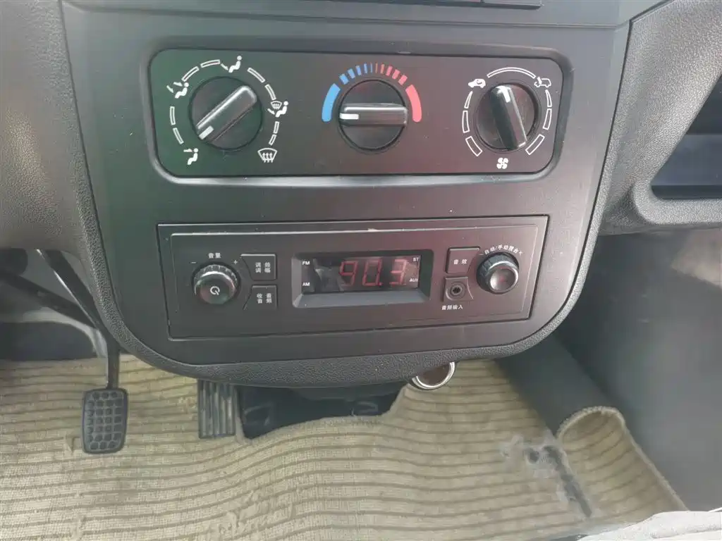 Wuling Zhiguang 1.5 L Utility 5 7-seat