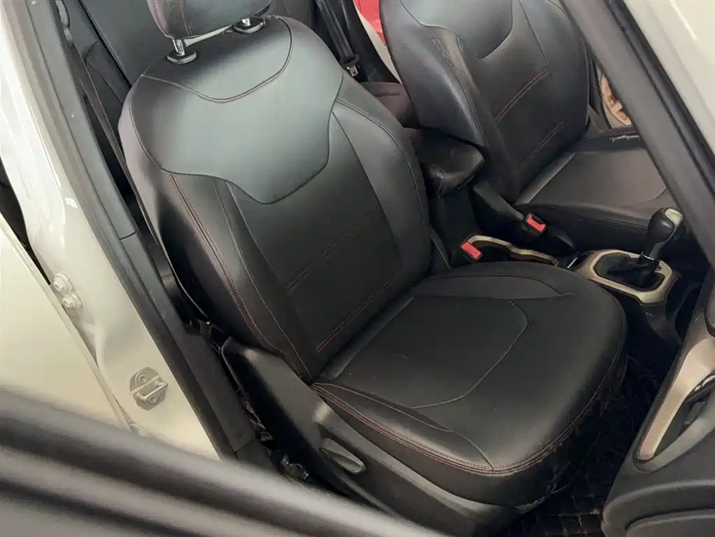 Renegade 自由侠 2018款 互联大屏版 180 T 自动动能版+