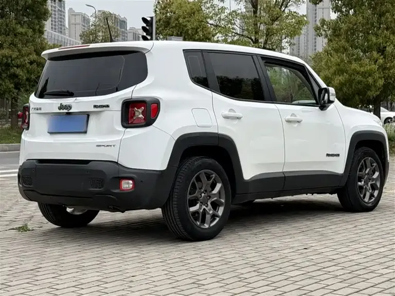 Jeep Renegade 自由侠 2018款 互联大屏版 180 T 自动动能版+