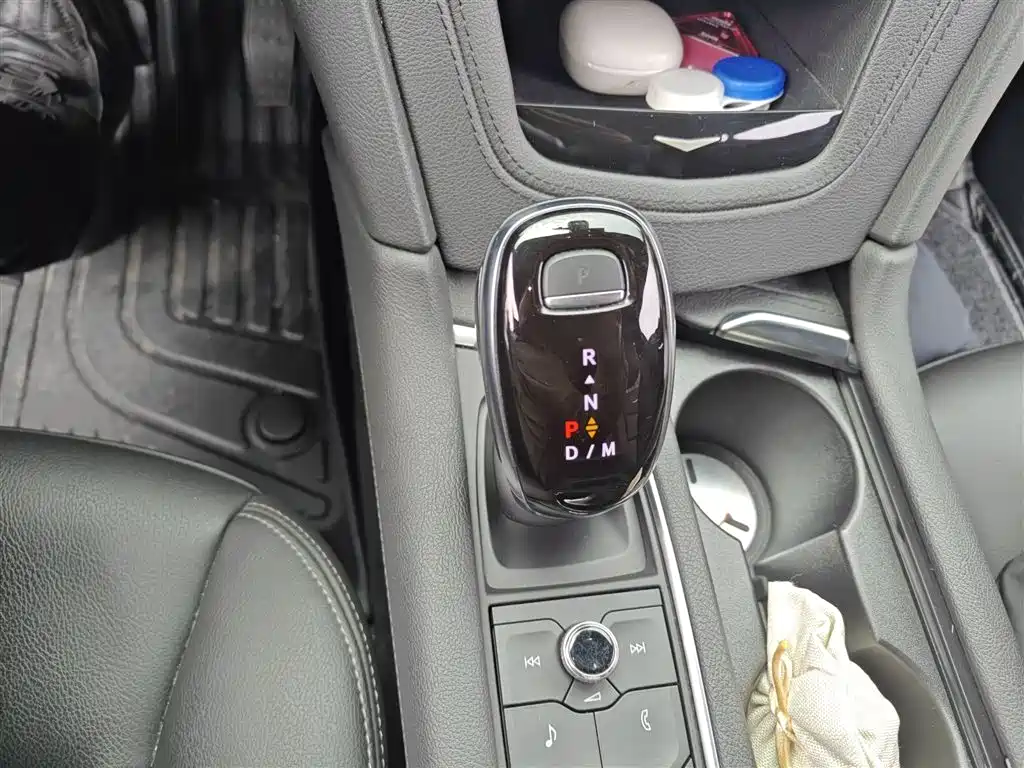 Cadillac XT6 凯迪拉克XT6 2020款 28 T 七座风尚型