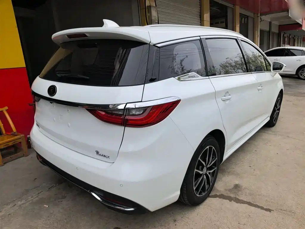 Song MAX 1.5 T Auto Connected Premium 6-seat