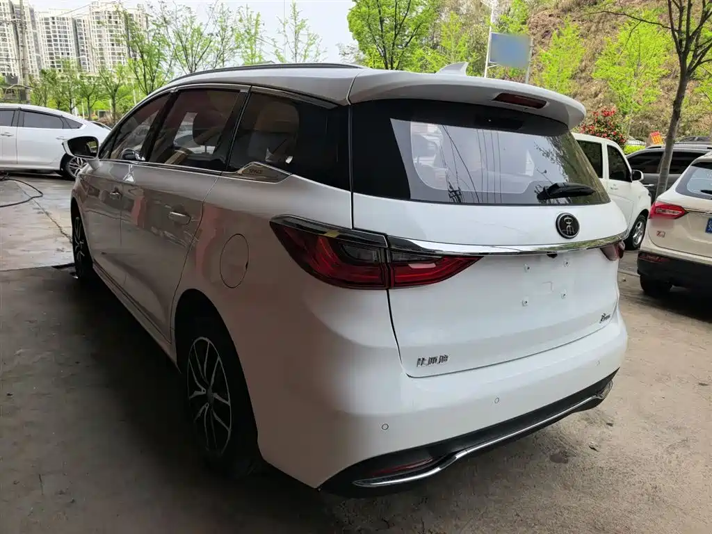 Song MAX 1.5 T Auto Connected Premium 6-seat