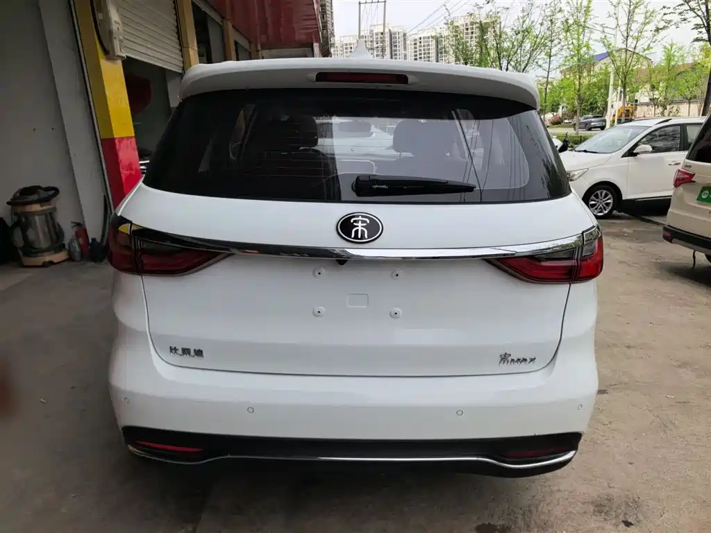 Song MAX 1.5 T Auto Connected Premium 6-seat