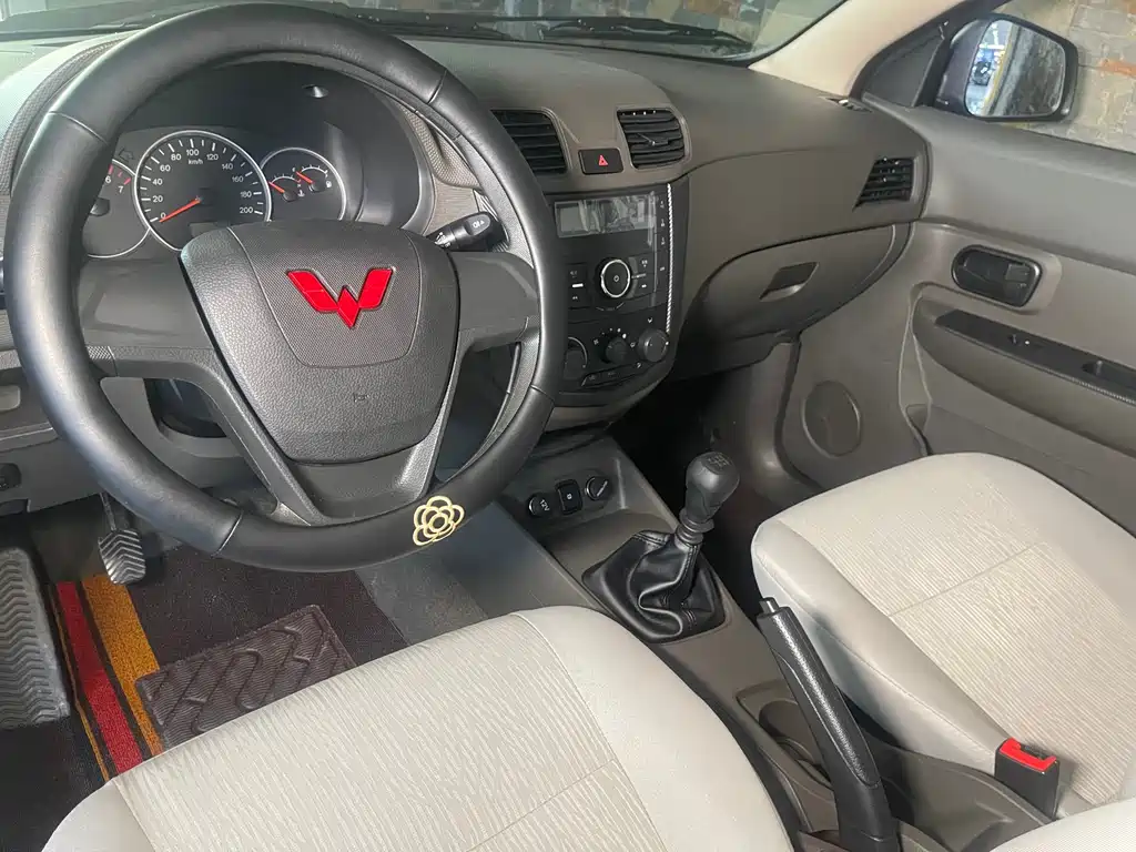 Wuling Hongguang 五菱宏光 2025款 1.5 L 实用型 5座