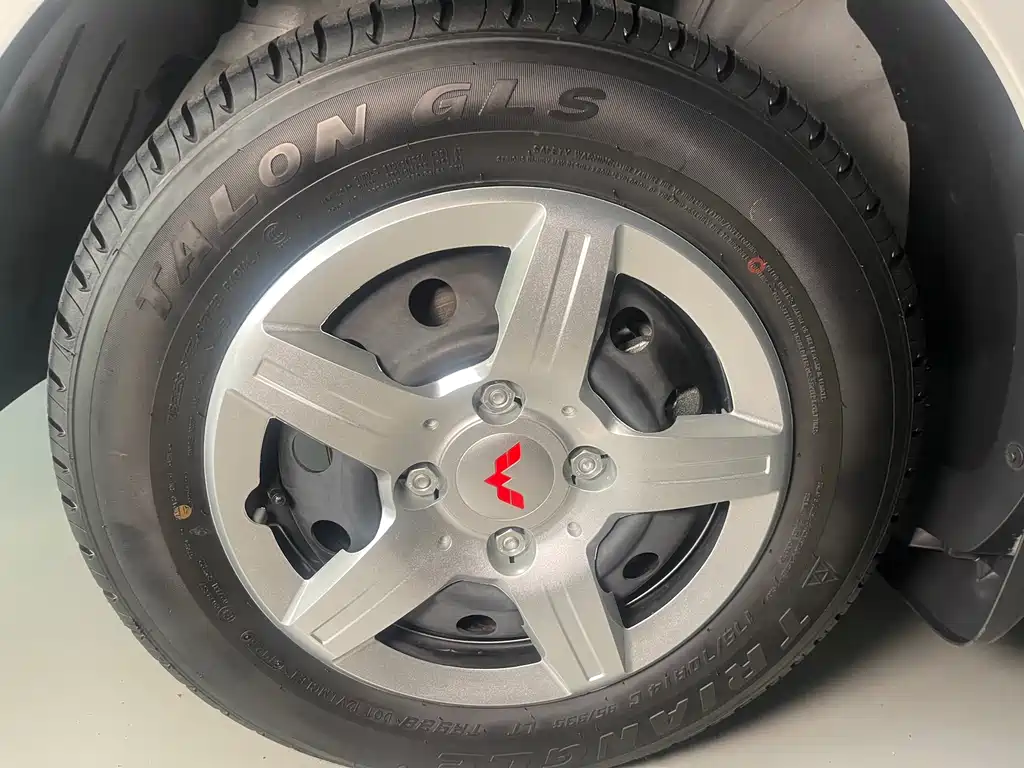 Wuling Hongguang 五菱宏光 2025款 1.5 L 实用型 5座