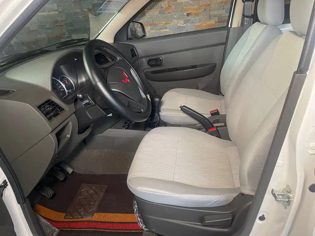 Wuling Hongguang 五菱宏光 2025款 1.5 L 实用型 5座