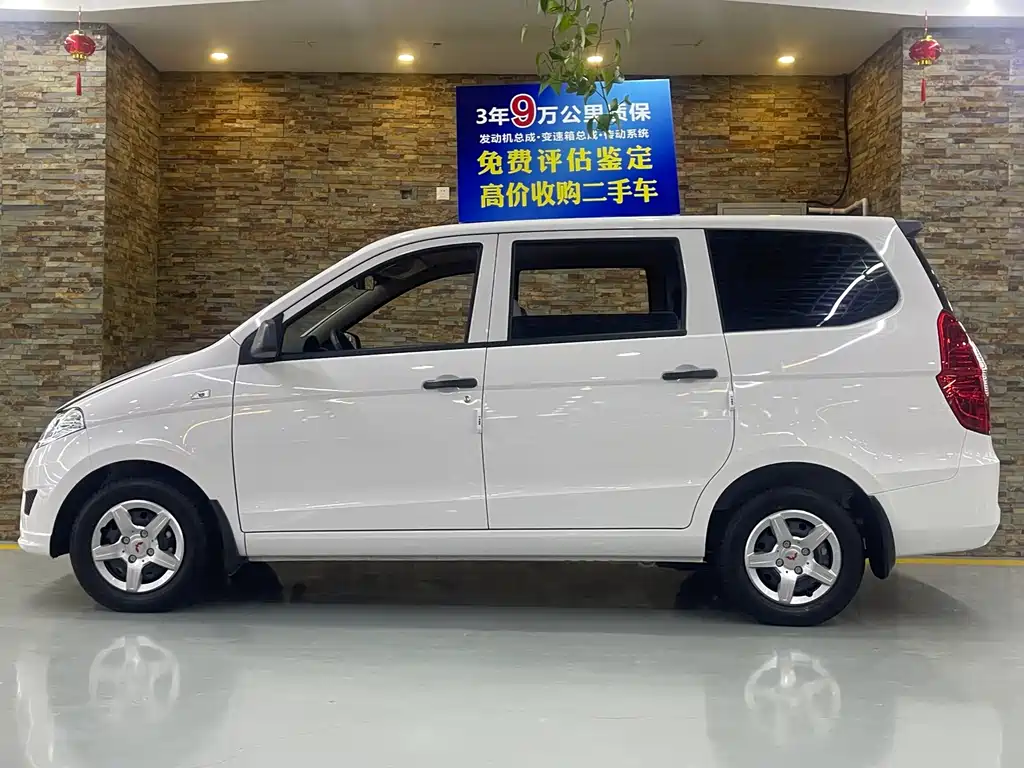 Wuling Hongguang 五菱宏光 2025款 1.5 L 实用型 5座
