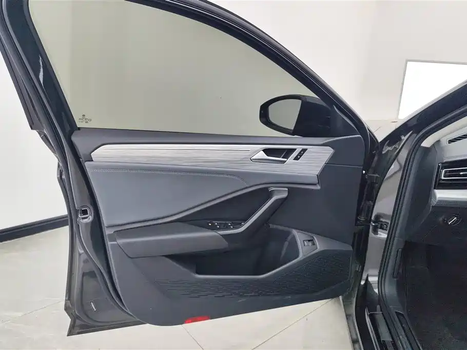 Sagitar 300 TSI DSG Transcend