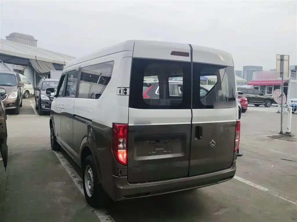 Kuayue Xing V5 跨越星V5 2022款 1.5 L舒适型5-7座客车JL473 QH