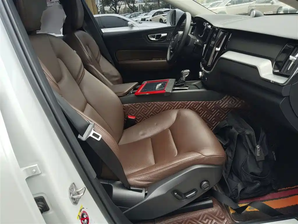 Volvo XC60 T5 4 WD Smart Ease CN-VI