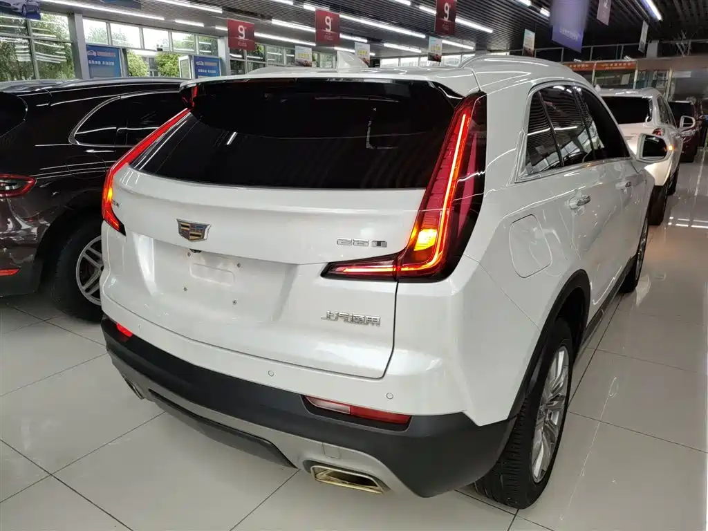Cadillac XT4 28 T 2 WD Leading