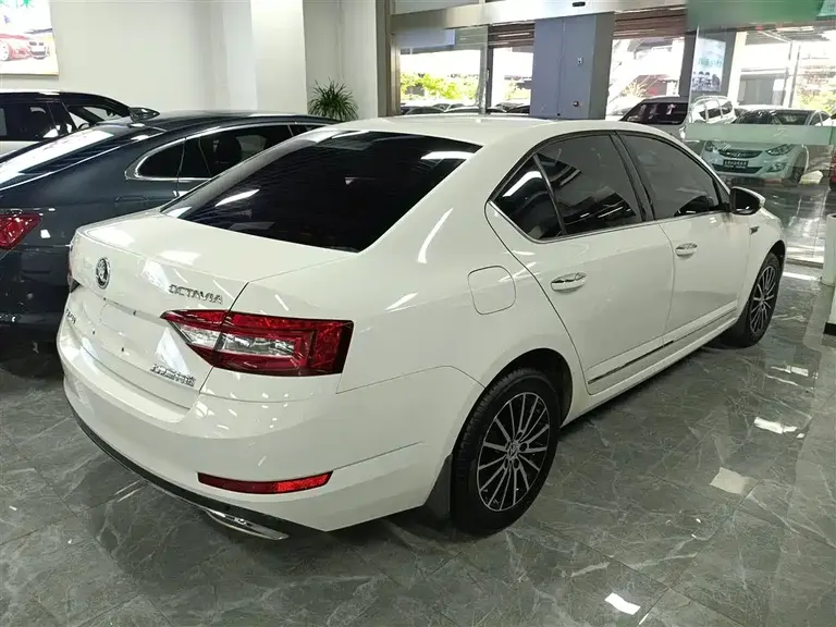 Skoda Octavia TSI230 DSG Smart Travel Luxury CN-V