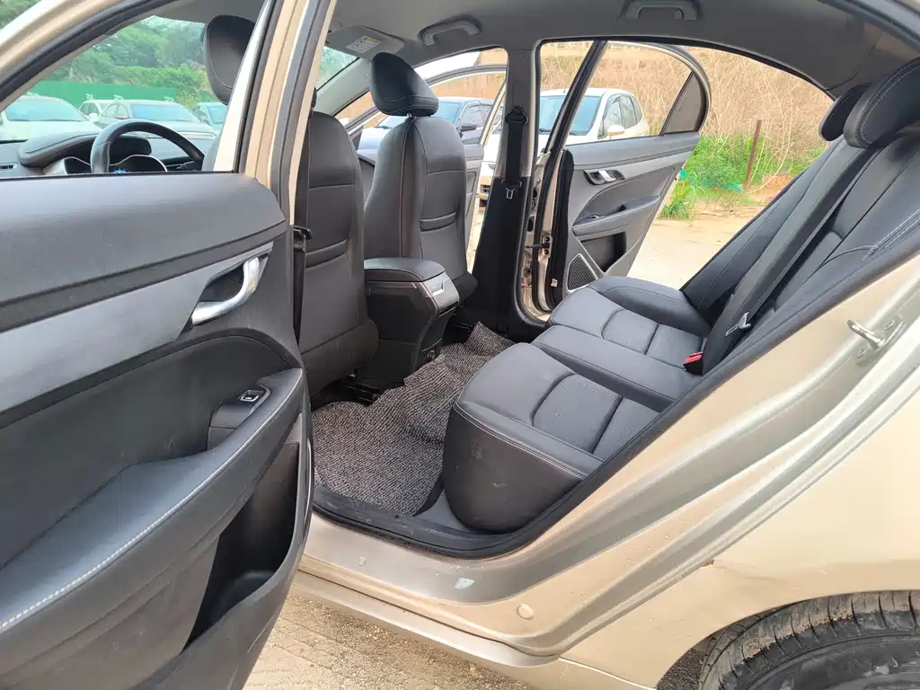 Emgrand UP 1.5 L CVT Comfort