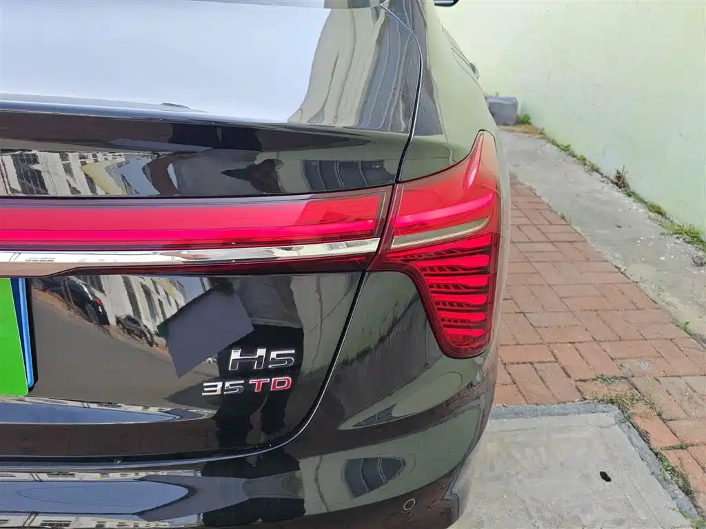 Hongqi H5 1.5 T DCT Connected Flagship Charm