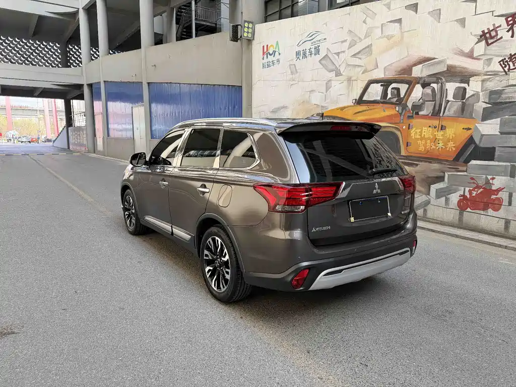 Outlander 2.4 L 4 WD Enjoyment 5-seat CN-VI