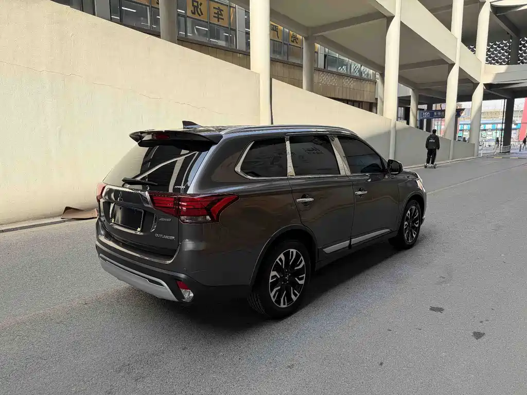 Outlander 2.4 L 4 WD Enjoyment 5-seat CN-VI
